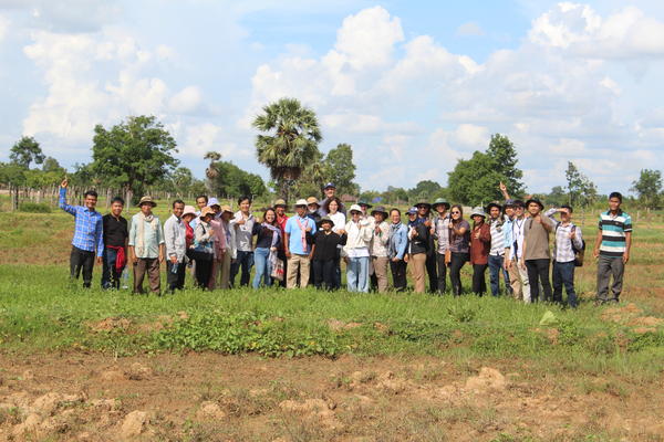 Producteurs et chercheurs au Cambodge. © L. Delatouche, Cirad